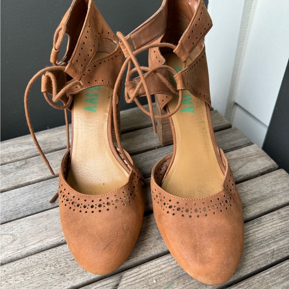 Fig and Ivy brown block heel pumps with ankle lace ups - Picture 2 of 7